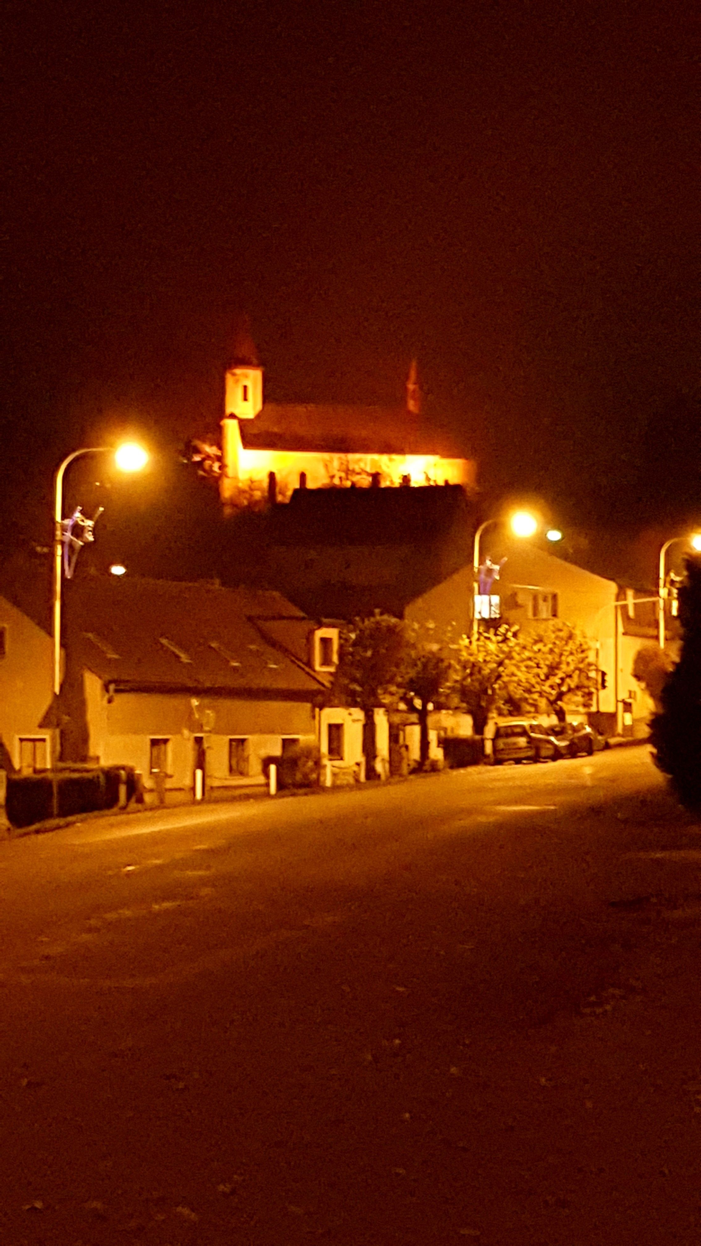 Reflektor pro osvětlování architektury a budov - Osvětlení kostela ladí s oranžovými výbojkami