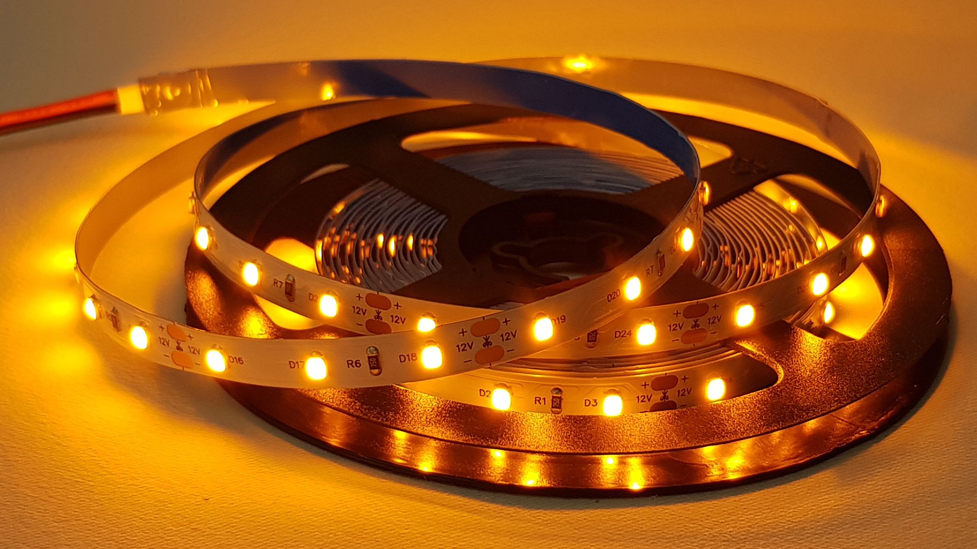 LED pásek PC Amber 1400K - 1600K - PC amber led pásek bez modré a zelené složky světla