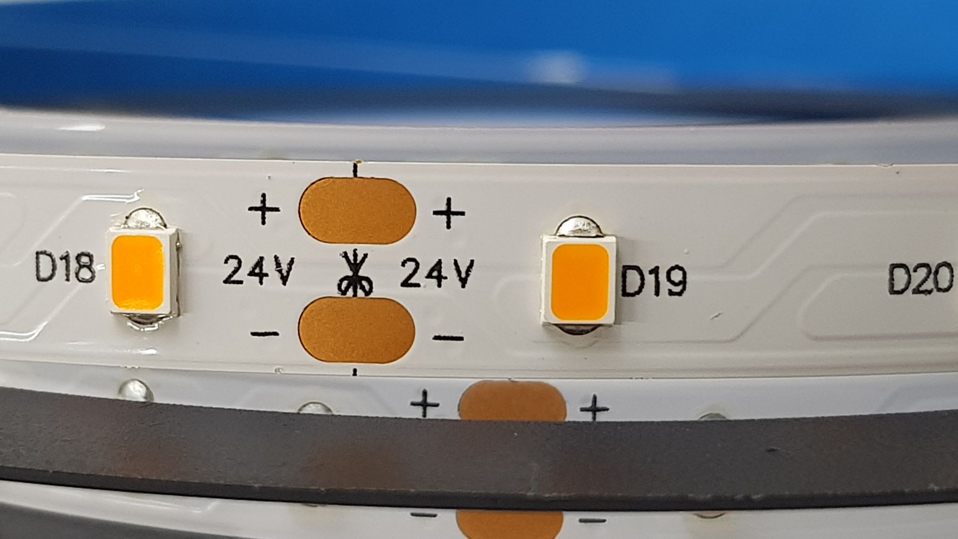 LED pásek PC Amber 1400K - 1600K - PC amber led pásek bez modré a zelené složky světla