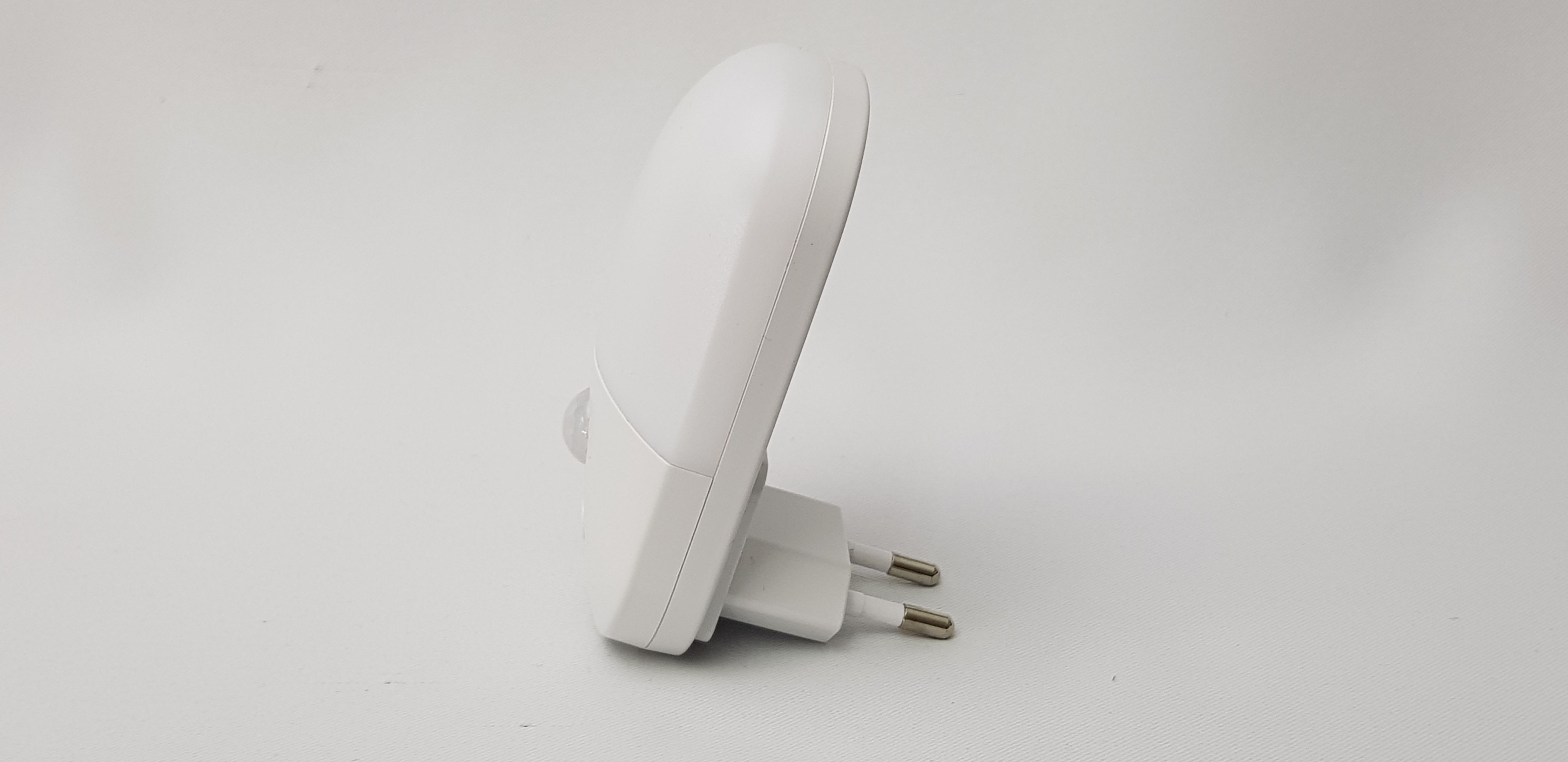 Svítidlo do zásuvky bez modré a zelené složky světla - Noční světlo do zásuvky s pohybovým senzorem