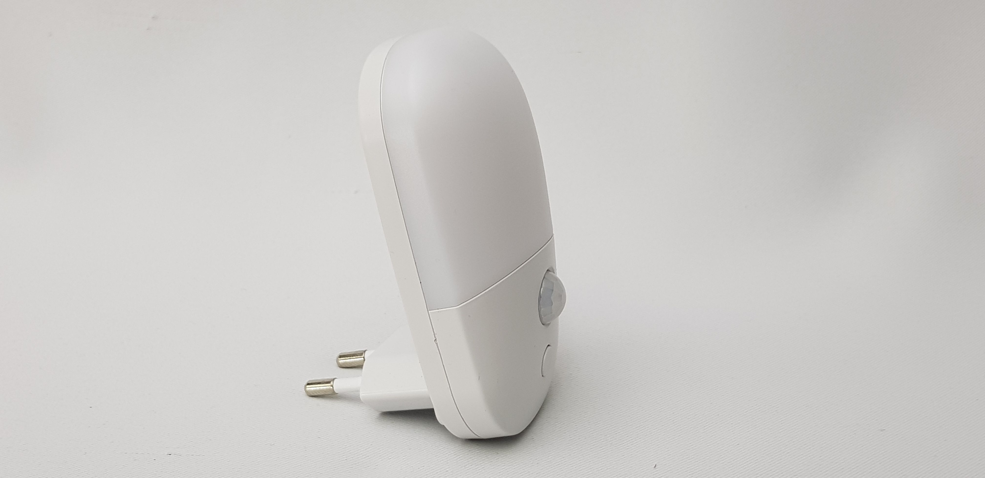 Svítidlo do zásuvky bez modré a zelené složky světla - Noční světýlko do zásuvky s pohybovým senzorem