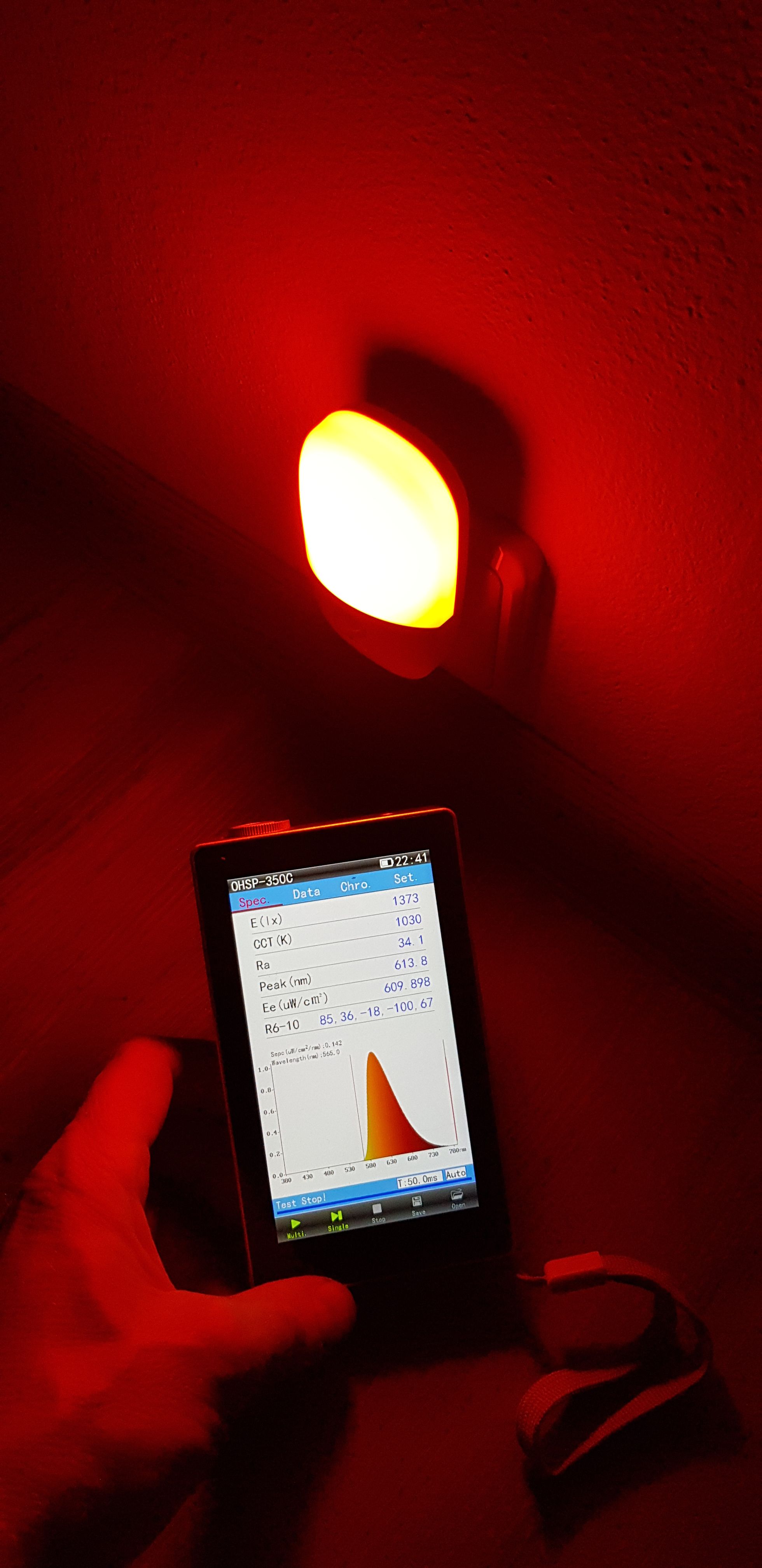 Svítidlo do zásuvky bez modré a zelené složky světla - noční světýlko s pohybovým senzorem