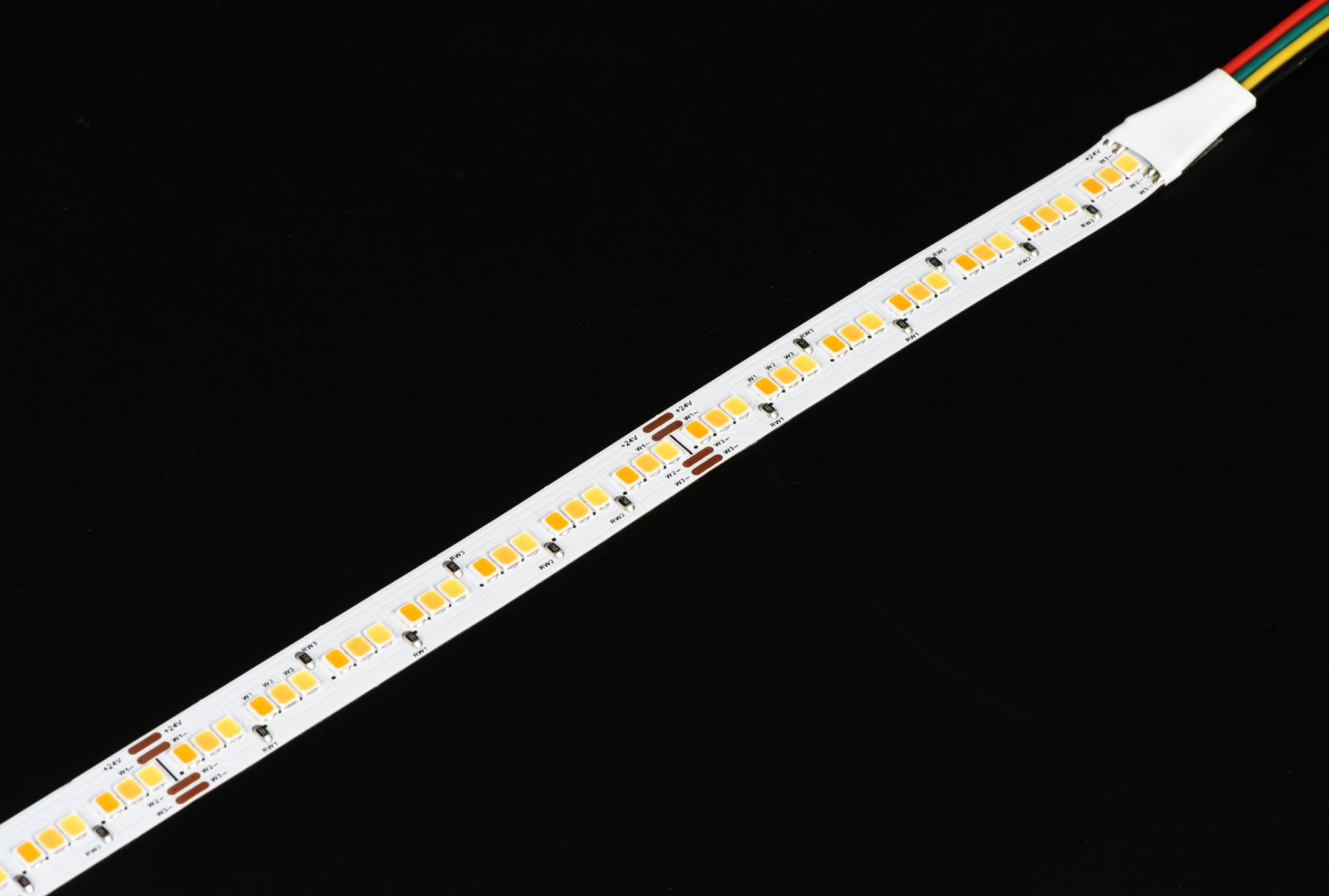 Cirkadiánní LED pásek se třemi typy čipů