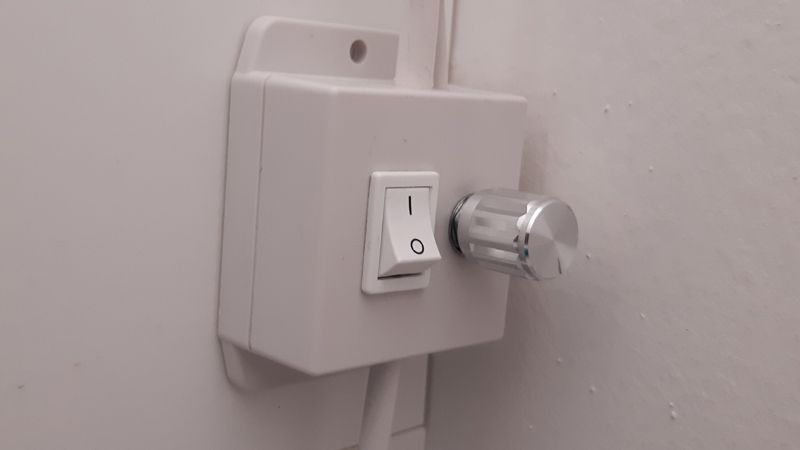 Lineární plnospektrální svítidlo pro nepřímé osvětlení - Manuální ovladač na osvětlení